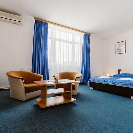Hotel Iris Tirnaveni Екстер'єр фото
