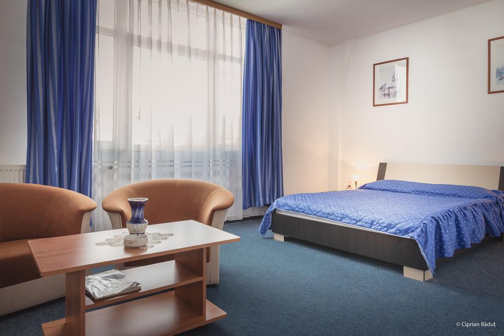 Hotel Iris Tirnaveni Екстер'єр фото
