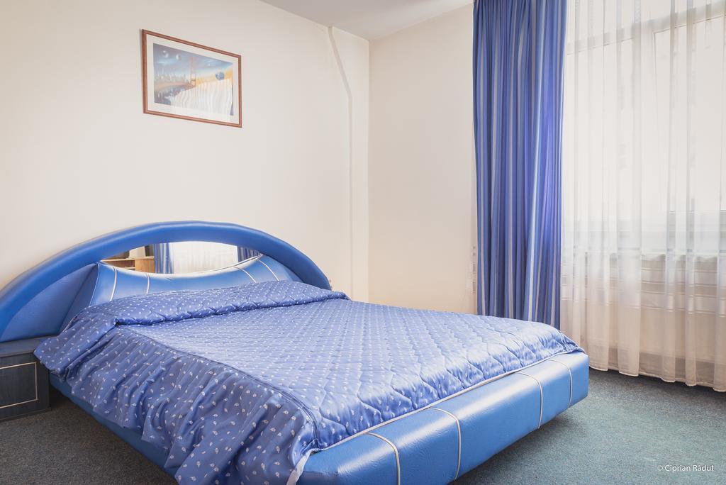 Hotel Iris Tirnaveni Екстер'єр фото