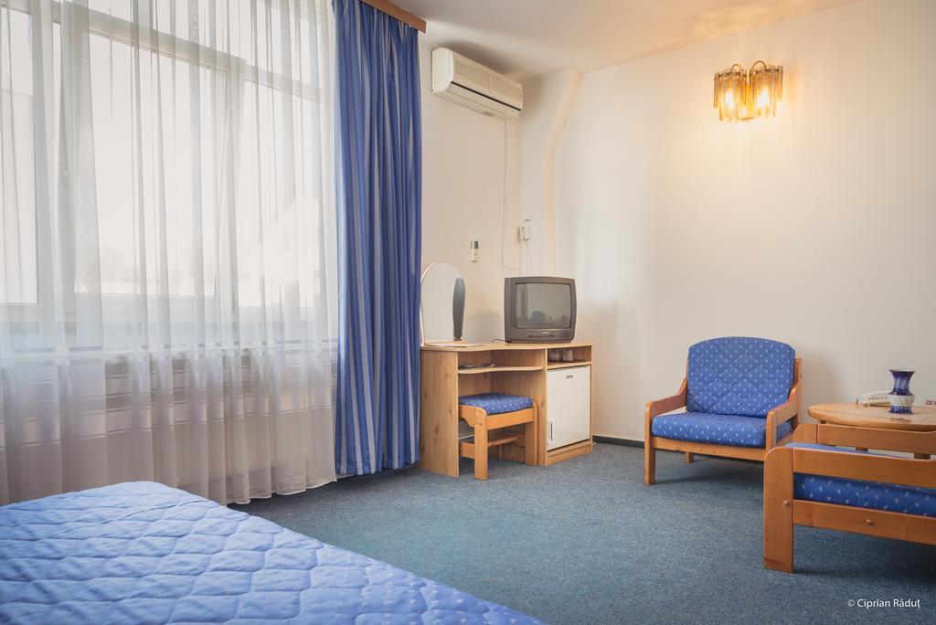 Hotel Iris Tirnaveni Екстер'єр фото