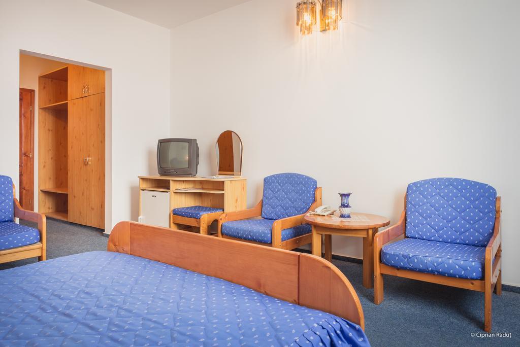 Hotel Iris Tirnaveni Екстер'єр фото