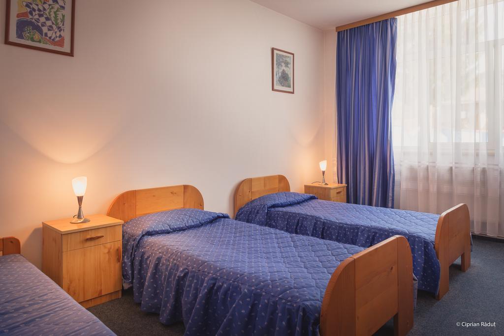Hotel Iris Tirnaveni Екстер'єр фото