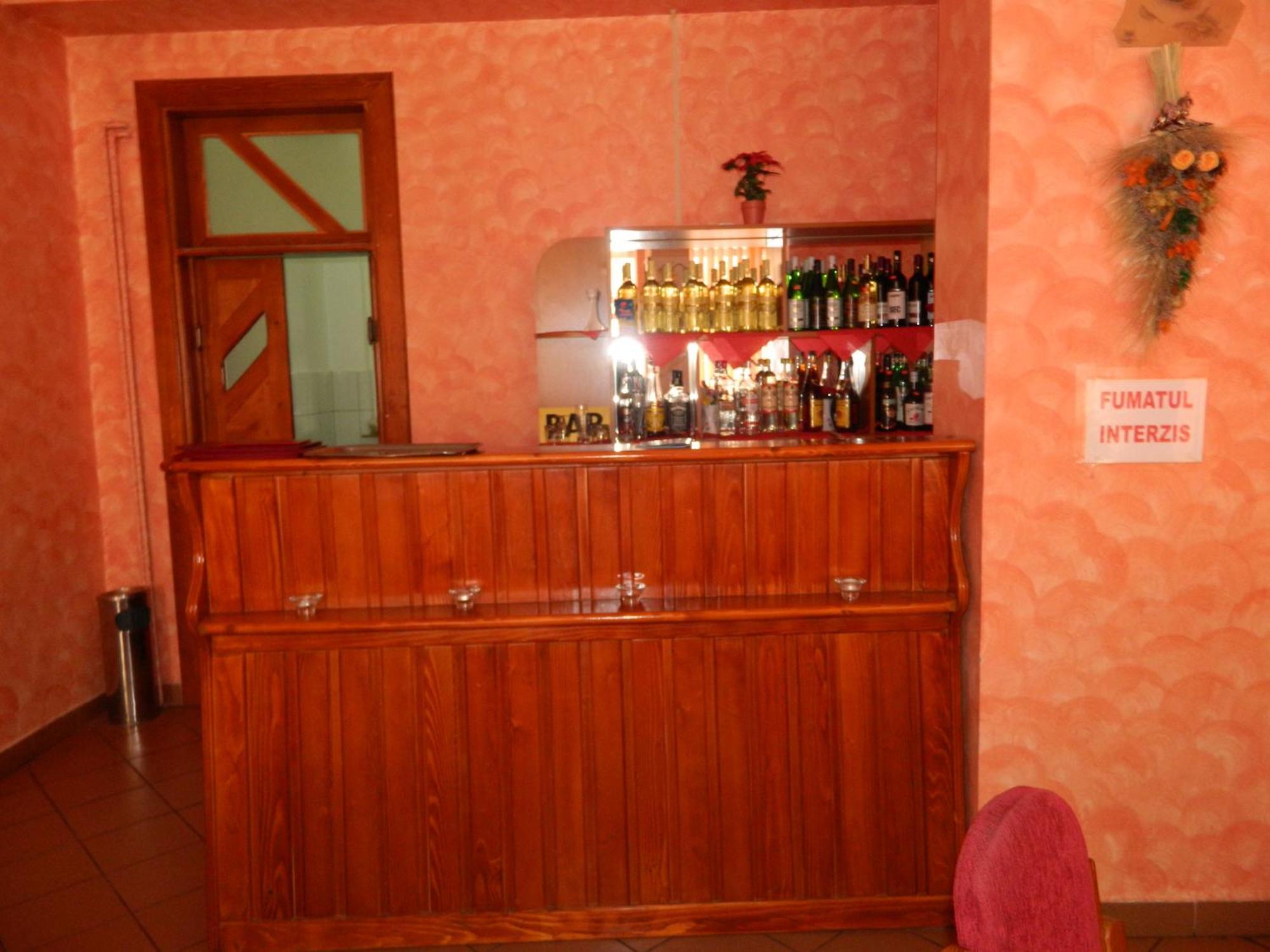 Hotel Iris Tirnaveni Екстер'єр фото