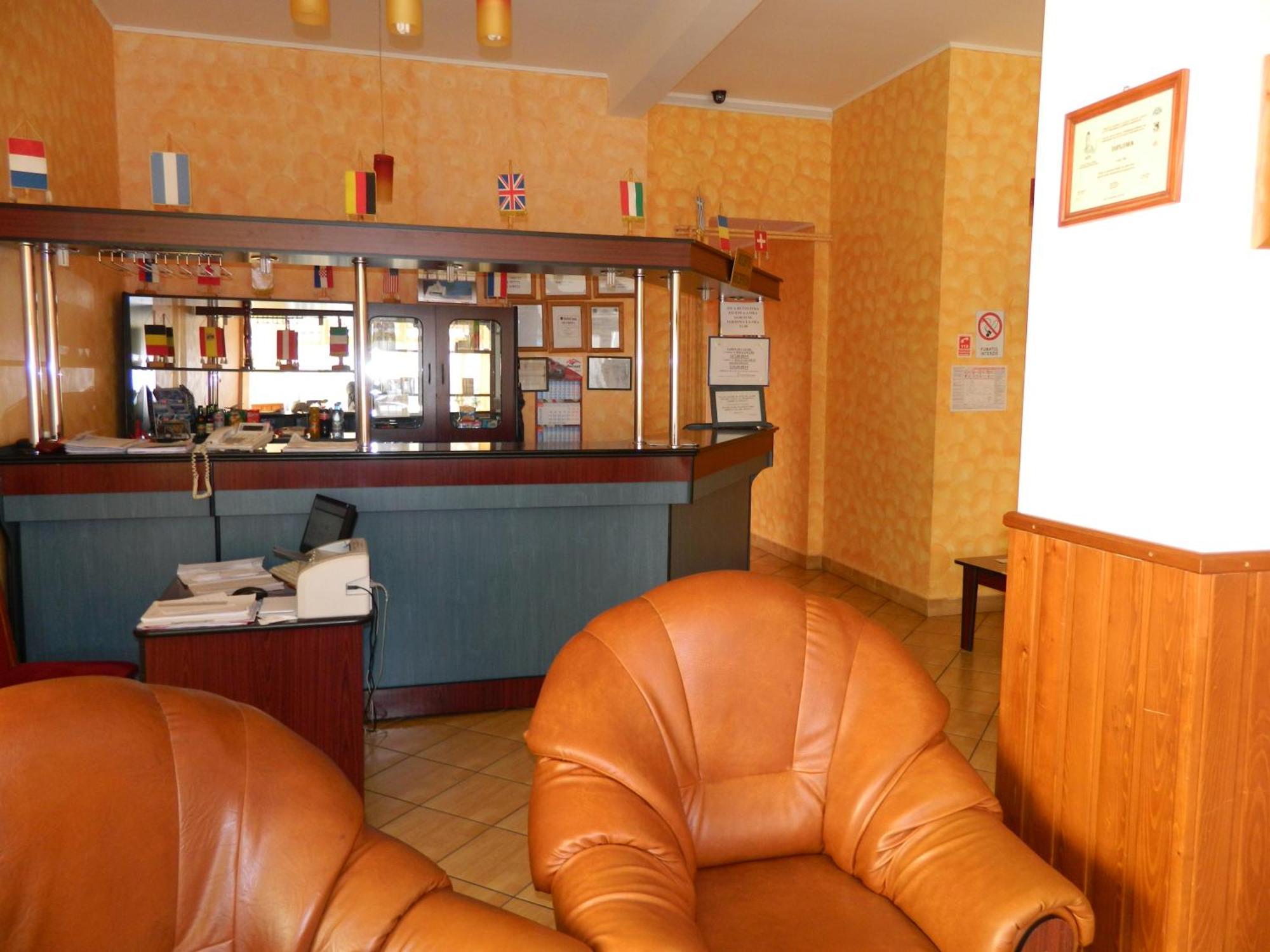 Hotel Iris Tirnaveni Екстер'єр фото