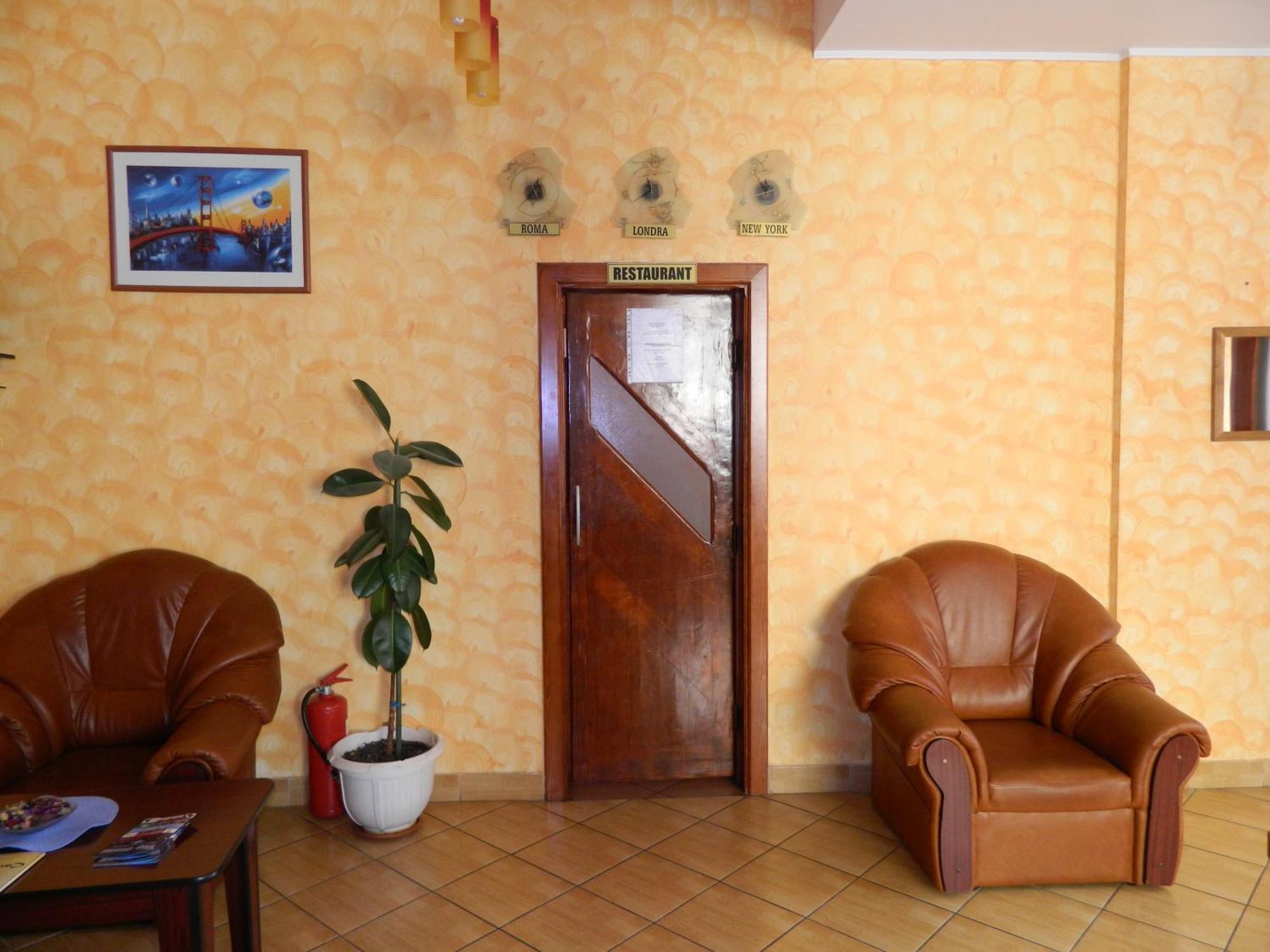 Hotel Iris Tirnaveni Екстер'єр фото