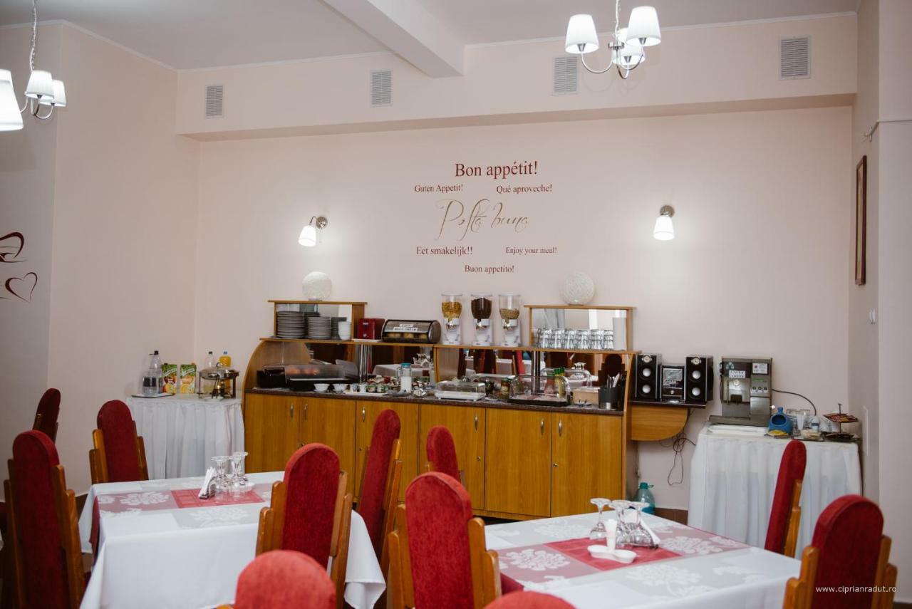 Hotel Iris Tirnaveni Екстер'єр фото