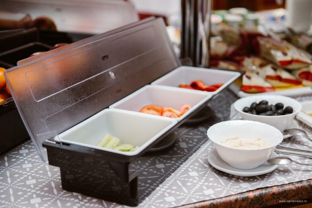 Hotel Iris Tirnaveni Екстер'єр фото