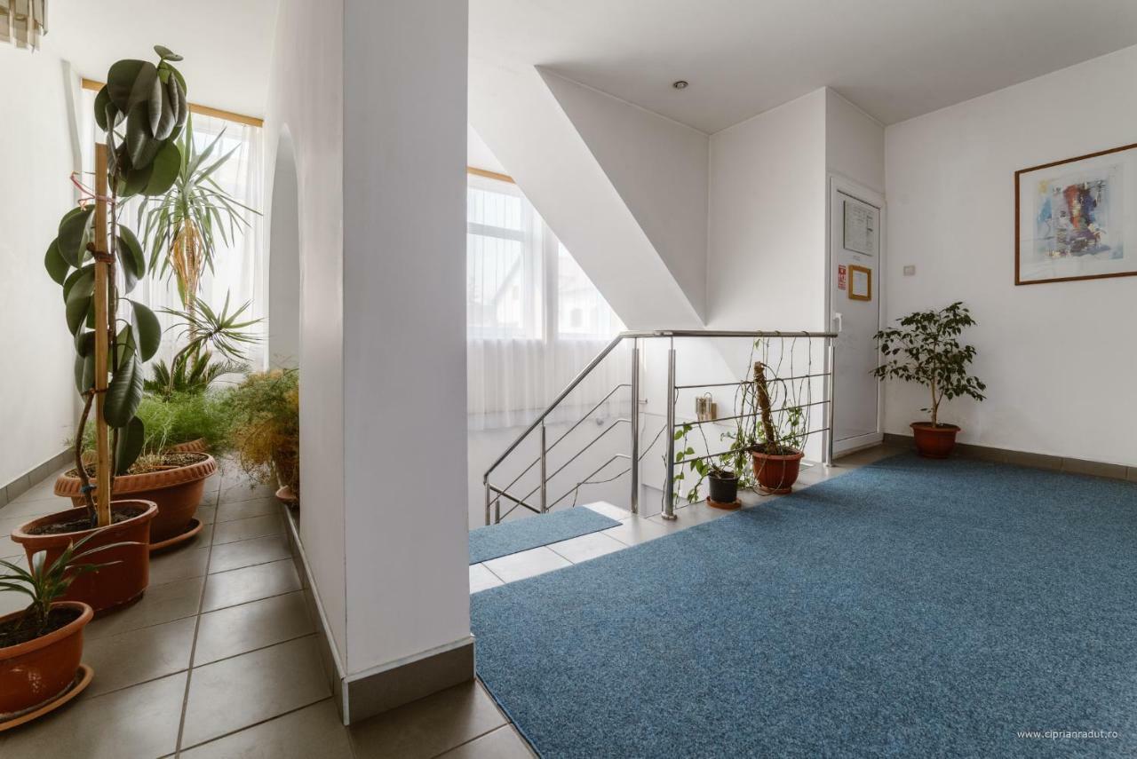 Hotel Iris Tirnaveni Екстер'єр фото