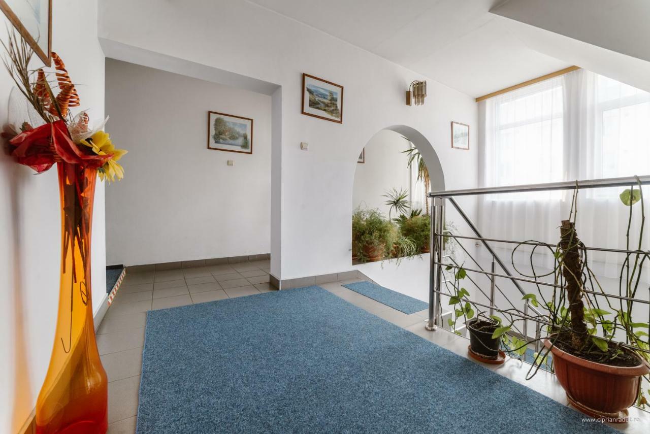 Hotel Iris Tirnaveni Екстер'єр фото