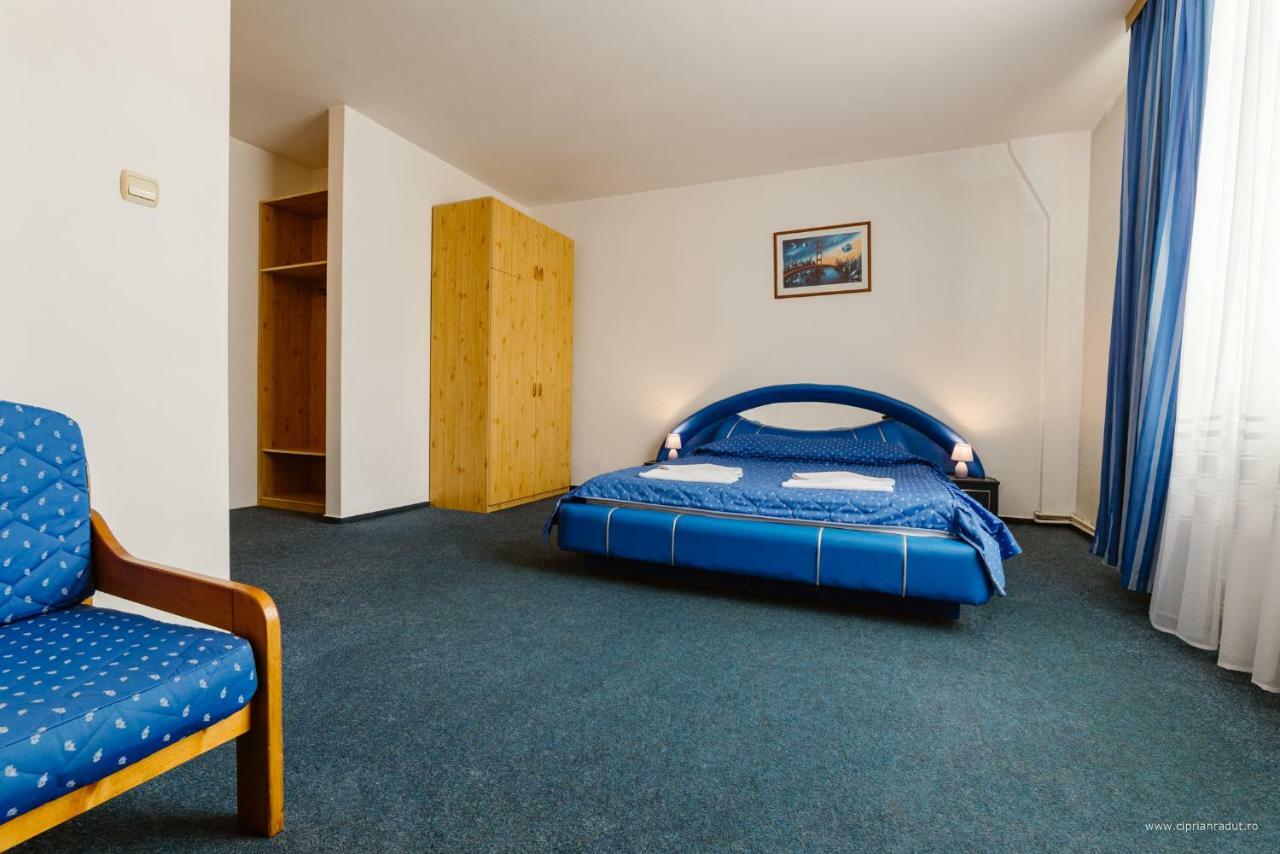 Hotel Iris Tirnaveni Екстер'єр фото