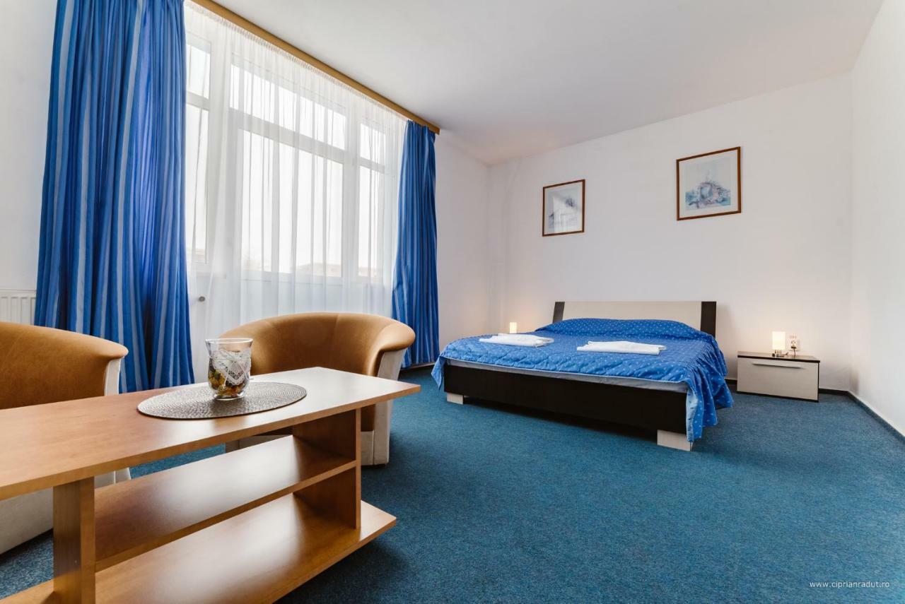 Hotel Iris Tirnaveni Екстер'єр фото