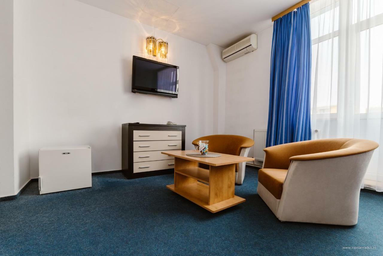 Hotel Iris Tirnaveni Екстер'єр фото