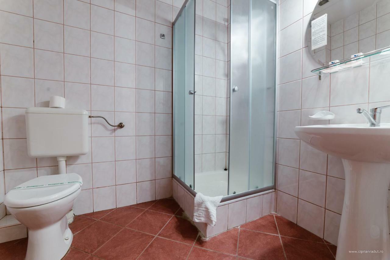 Hotel Iris Tirnaveni Екстер'єр фото