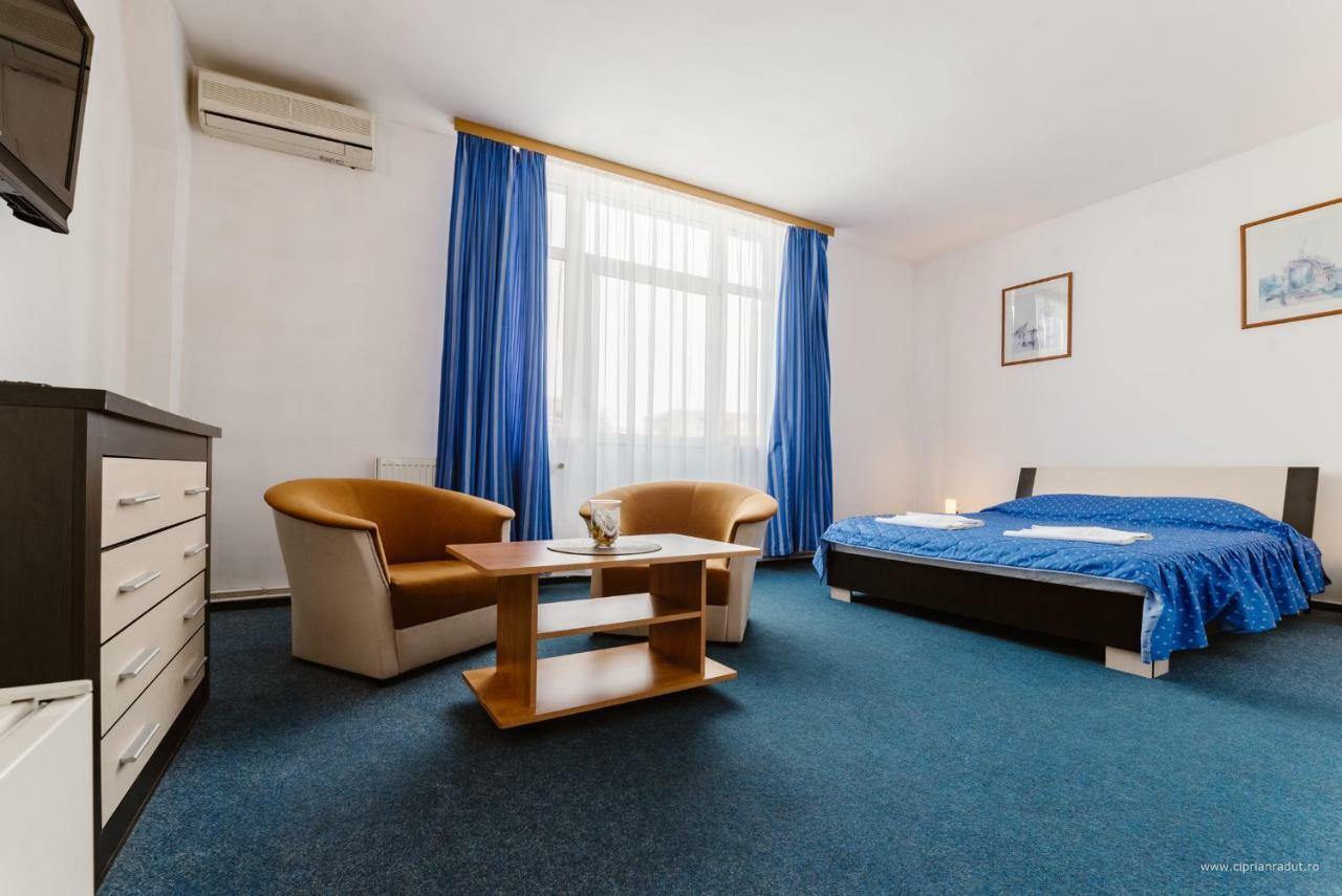 Hotel Iris Tirnaveni Екстер'єр фото