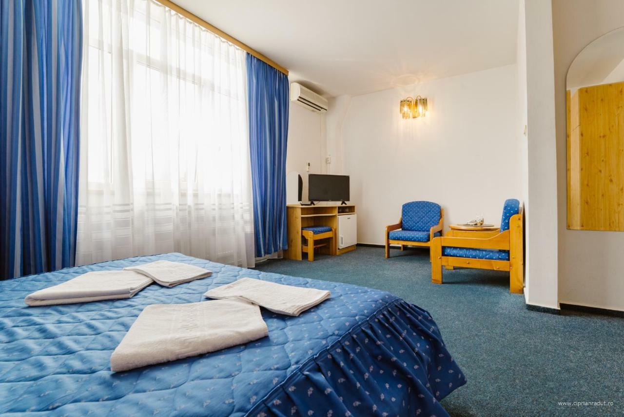 Hotel Iris Tirnaveni Екстер'єр фото